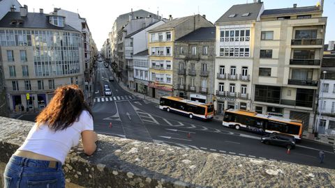 San Fernando. Desde Porta Falsa Tramo peque�o con 7 edificios ocupados, 4 que no y 3 locales vac�os. Hay contraste entre abandono y reforma

