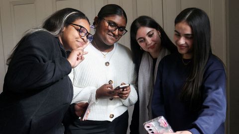 Estudiantes del insitituto Ricards Lodge, en Wimbledom, con sus tel�fonos m�viles
