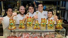 Carlos P�rez, el chef, segundo por la derecha, brindando con los miembros de su equipo.