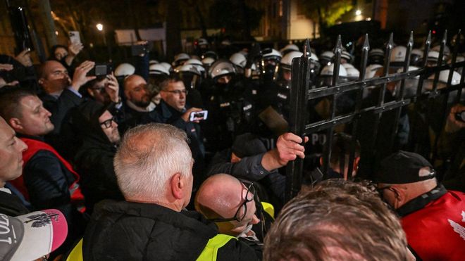 La Polic�a rodea la sede del Tribunal Constitucional de Polonia
