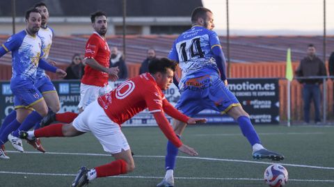 Imagen del partido de la primera vuelta ente el Arz&uacute;a y el Boimorto, con Brais Pedreira (dorsal 14).