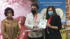 La presidenta de la Uni�n de Comerciantes de Asturias, Sara Men�ndez; el propietario del comercio Planeta Asturias, Ricardo Guti�rrez, y la directora general de Desarrollo Rural y Agroalimentaci�n, Bego�a L�pez, en la entrega del distintivo