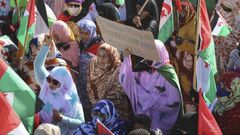 Mujeres saharauis protestan en el campo de refugiados de Tinduf contra la posible absorcin de su territorio por Marruecos.