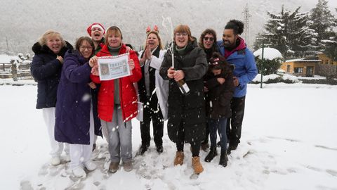 Trabajadores y familiares de la Residencia AFADLA celebran el gordo rodeados de nieve.