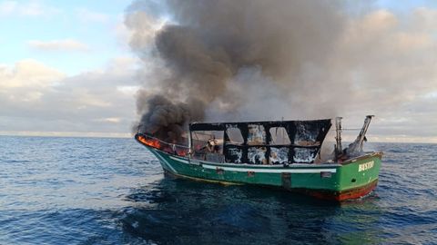 Los cuatro tripulantes de un barco pesquero incendiado frente a la costa asturiana han sido rescatados este lunes por otro buque y trasladados a San Vicente de la Barquera (Cantabria), ha informado Salvamento Mar�timo