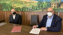 Carlos Abeledo (izquierda) y el alcalde de Valdovi�o, en la toma de posesi�n