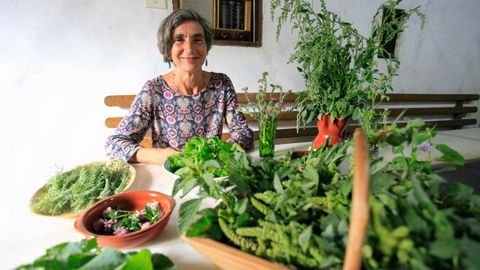Clara Guti�rrez con algunas de las plantas silvestres que usa en sus talleres gastron�micos