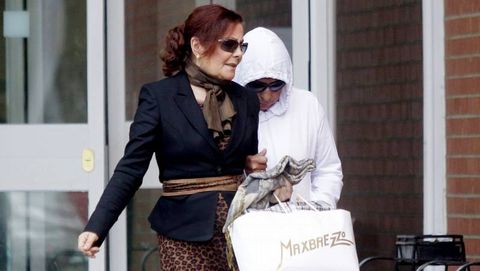 Remedios Nieto Mayo, con capucha blanca.