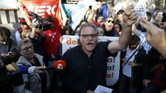 Joan Tard�, diputado y portavoz de ERC, entre los concentrados ante la sede de la consejer�a de Econom�a de la Generalitat. 