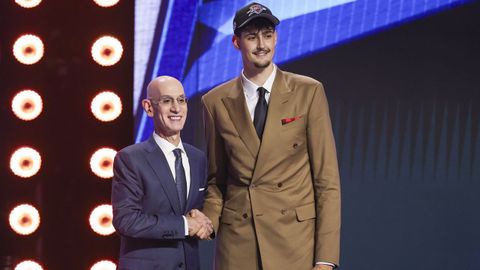 Adam Silver, comisionado de la NBA, felicita a Aday Mara tras ser elegido por Oklahoma City Thunder en el draft.