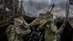 Artilleros ucranianos disparan contra posiciones rusas en la regin de Donetsk.
