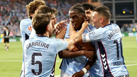 Los jugadores del Celta celebran el gol de Moriba que clasifica al Celta para la Europa League.