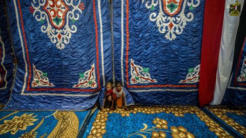 Unos nios egipcios juegan detrs de tiendas de lona durante un mtin de campaa para la coalicin Por el amor de Egipto.