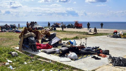 Residentes desplazados se sientan en el suelo en Beirut, L�bano, este mi�rcoles, tras huir de sus hogares en el sur del L�bano y los suburbios del sur de Beirut tras los ataques israel�es.