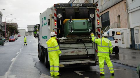 Cami�n de Tragasa recogiendo basura