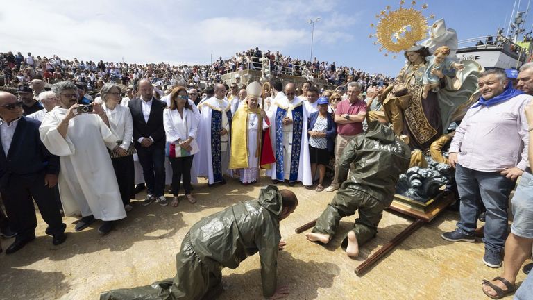 Los n&aacute;ufragos besan la imagen de la Virxe do Carme en agradecimiento por el milagro obrado