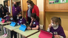 La consejera de Educaci�n, Lydia Espina, con varios alumnos del CP Cornellana