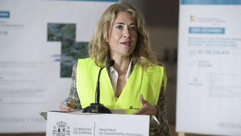 - La ministra de Transportes, Movilidad y Agenda Urbana, Raquel S�nchez, interviene durante su visita a las obras del soterramiento ferroviario de Langreo, este mi�rcoles en la estaci�n de tren de La Felguera