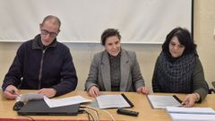 Los directores de los IES, Celso Prez (Vilar Ponte) y Helena Prez (Mara Sarmiento), junto con la alcaldesa, Maria Gueimunde, durante la firma del convenio