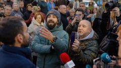 El drogodependiente, de espaldas, y el hostelero de Monte Alto, en A Coru�a, en el momento de la discusi�n