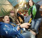 Dentro de las mesas toldadas, la romer�a es ajena a la lluvia.