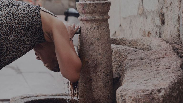 Refresc�ndose en una fuente de Ourense.