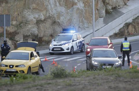 La Polic�a Local, ayer en un control en la zona de la Zapateira. 