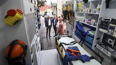 El delegado territorial de la Xunta en Pontevedra y el gerente del �rea sanitaria, este martes, en una de las ambulancias de la base del 061