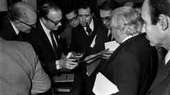 Reuni�n de Manuel Fraga y otros congresistas dos d�as despu�s del golpe de Estado en una imagen en la que revisan fotos de la entrada de los militares en el hemiciclo