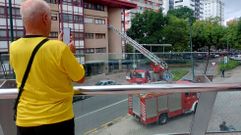 Numerosos vecinos siguieron el operativo desde el puente de la avenida de Vigo.