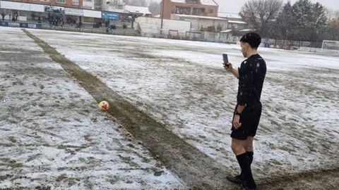 El colegiado del Astorga - Berganti�os en los momentos previos examinando el terreno de juego