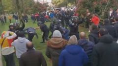 Una protesta de bateeiros en Santiago acaba con una carga de la Polic�a Nacional y dos detenidos