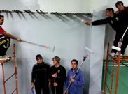 Parte del equipo de voluntarios de Amegrove dando ayer los �ltimos brochazos a la instalaci�n.