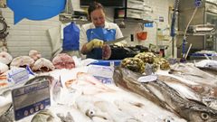 Los pescados de temporada triunfan en el mercado municipal.