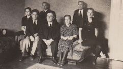El vicecnsul alemn Guillermo Cloos, en el centro, con su familia en una foto de 1938