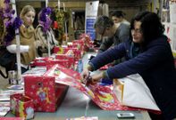 Los voluntarios de Vida Digna recog�an ayer los juguetes donados y envolv�an regalos. 