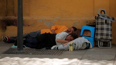 Dos personas viviendo en la calle