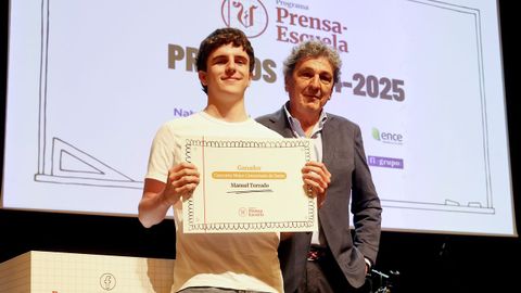 Premios Prensa-Escuela: Santiago Pérez Otero, director gerente de Corporación Voz de Galicia, entregó el premio al Mejor Comentario de Texto a Manuel Torrado, alumno del IES Eusebio da Guarda, de A Coruña