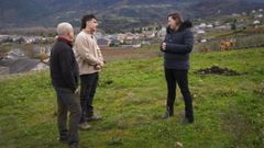 Mario e Ra�l Nogueira na s�a explotaci�n Pet�n coa responsable da oficina de BBVA na R�a. A. l�pez-benito