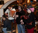 <span lang= es-es >Tapas y m�sica en Mux�a</span>. La Ruta dos Pinchos arranc� ayer con la animaci�n del grupo Xarami�os do Corpi�o.