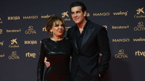 Mario Casas estivo acompa�ado da s�a nai nesta gala dos Goya.