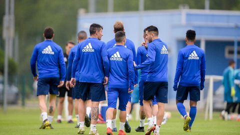 Sal Berjn, Joselu y Diegui Johannesson, de espaldas, junto a sus compaeros