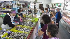 Clientes aguardando su turno en la plaza de abastos noiesa