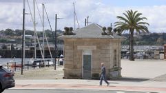 Antigua caseta de turismo del puerto, en Curuxeiras, que la Autoridad Portuaria transformar� en aseos p�blicos.