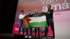 Integrantes de Sumar, con Yolanda D�az en el centro, con una bandera palestina, ayer en un acto en Madrid.