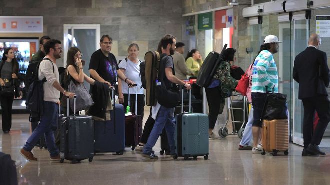 Un grupo de pasajeros, saliendo del aeropuerto coru&ntilde;&eacute;s de Alvedro