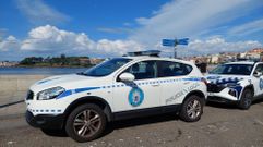 Coches patrulla en el puerto de Sanxenxo