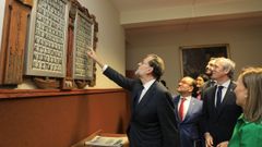Mariano Rajoy, antiguo alumno de la USC, examina la orla de su curso en presencia de Alfonso Rueda, presidente de la Xunta; el vicepresidente Diego Calvo, el rector Antonio L�pez; y la decana de la facultad de Derecho, Ana Mar�a Gude Fern�ndez.