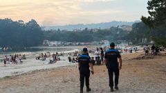 Dos agentes en la playa de A Madalena, el d�a de San Xo�n