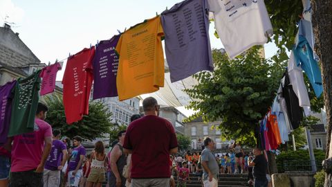 Las pandillas lucieron las camisetas que disearon para esta edicin de la Festa do Pulpo